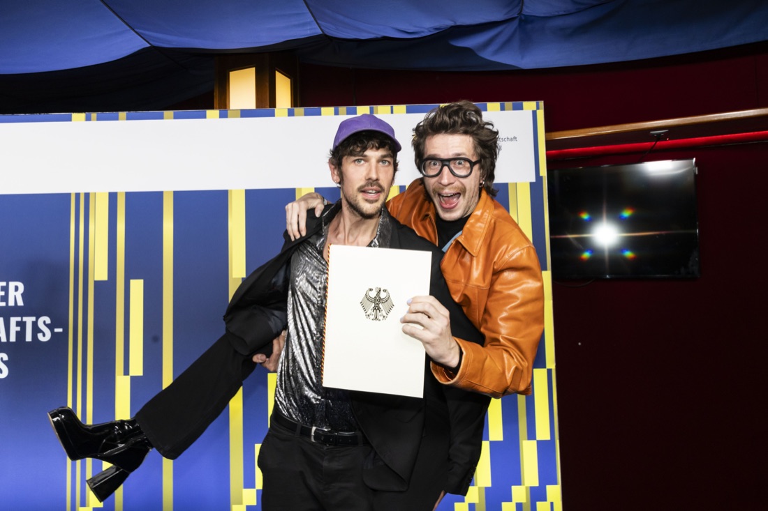 Nicolas Haumann and Jonas Urbat with the certificate of the German Business Film Prize 2023